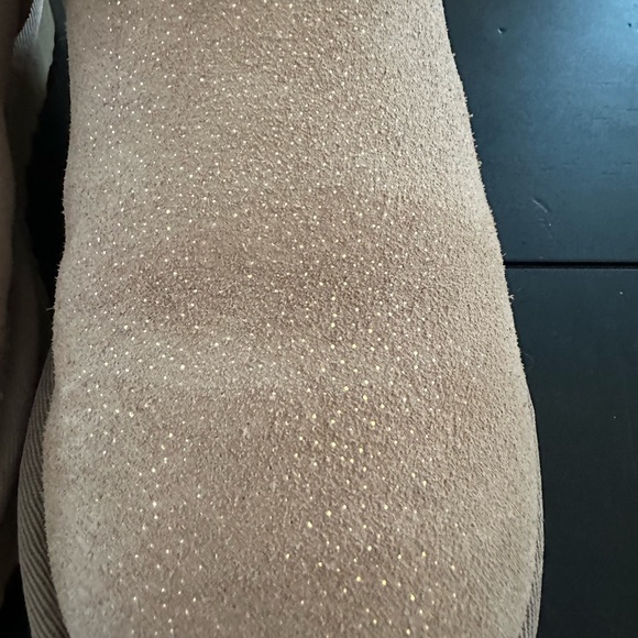 Women’s size 6 UGG boots very lightly worn. Sand color suede/gold fleck accent - Picture 8 of 13